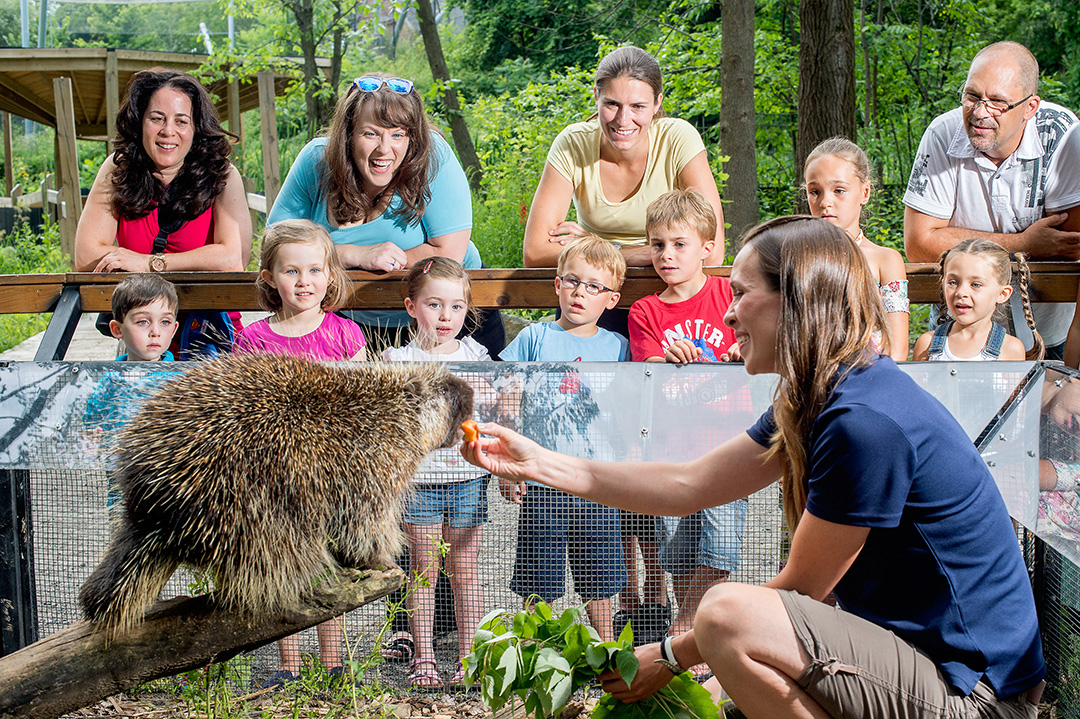 parents et enfants assistant à une démonstration avec un animal et un employé du Zoo Écomuseum