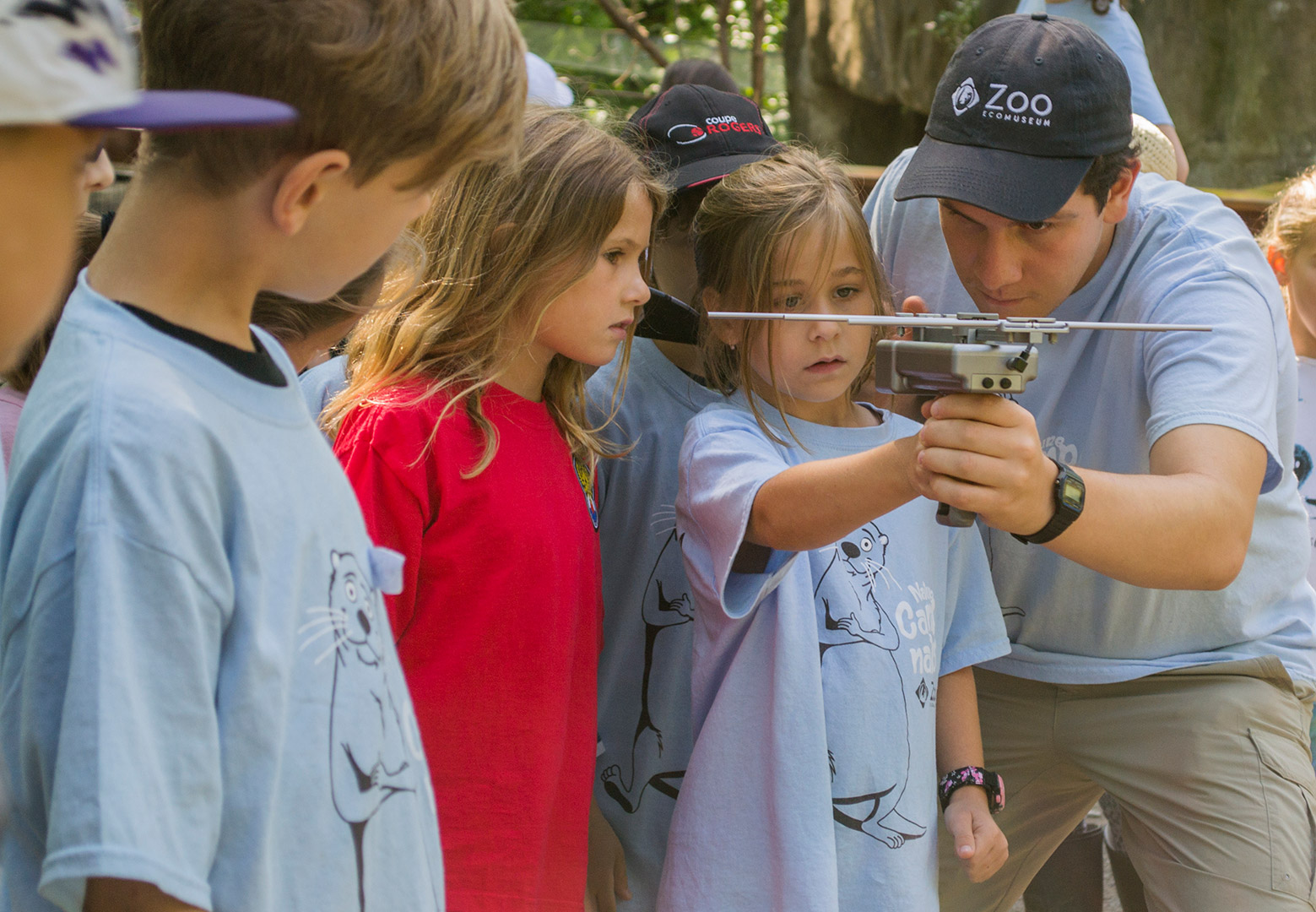enfants et moniteur de camp